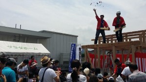 サラダ祭2018｜サラダ祭2015お餅まき