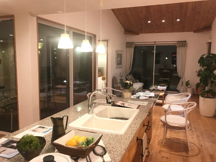 夜のモデルハウス　キッチン