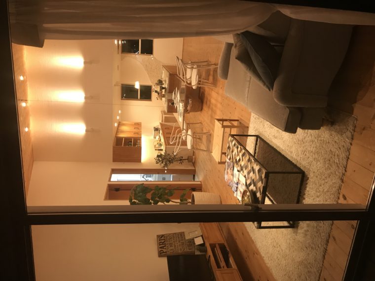 夜のモデルハウス　外から覗いたリビング