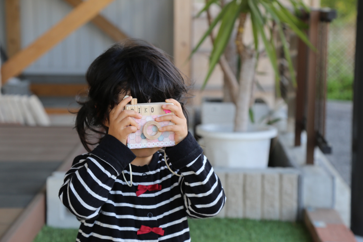 木のカメラはお子さんが持つと可愛いですよ
