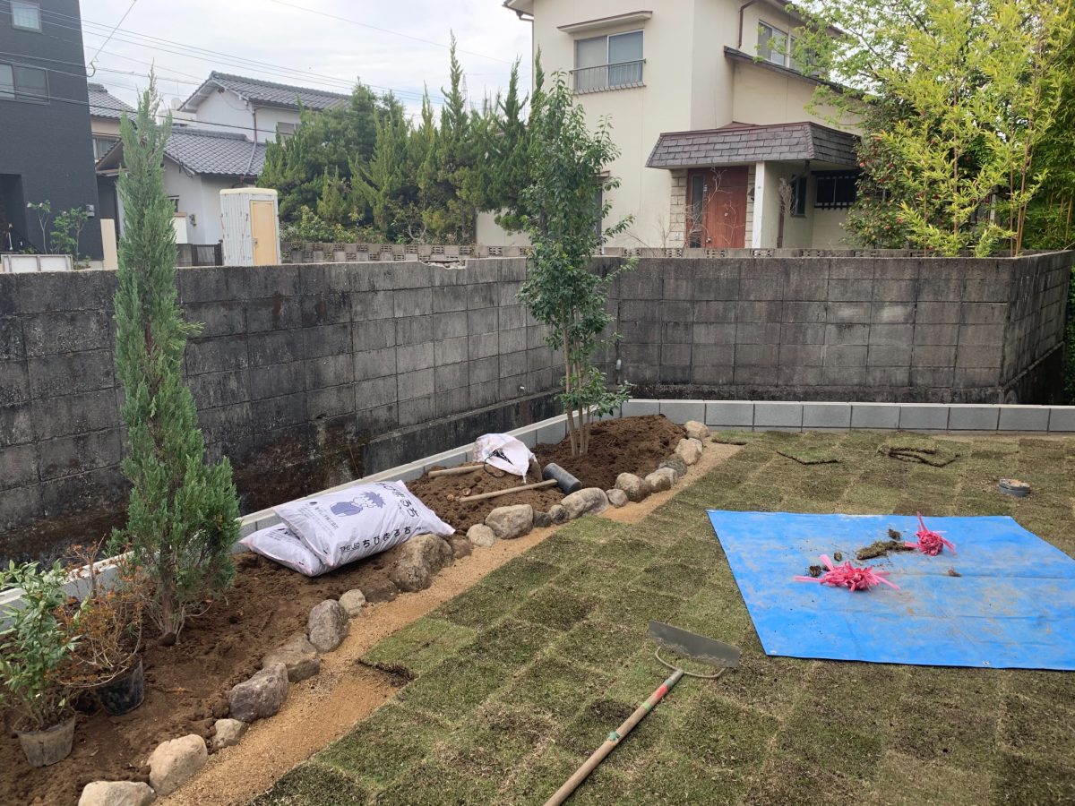 ブロックを積み土留めが完了したら、花壇と庭の芝張りを行いました！