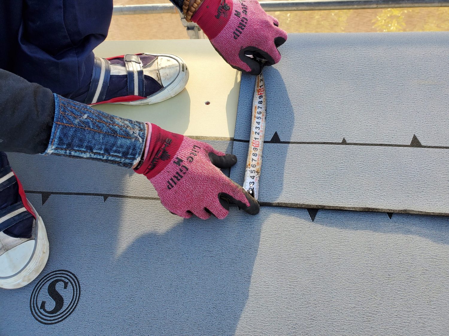屋根の防水処理のシートなど、あらゆる部分を測って施工