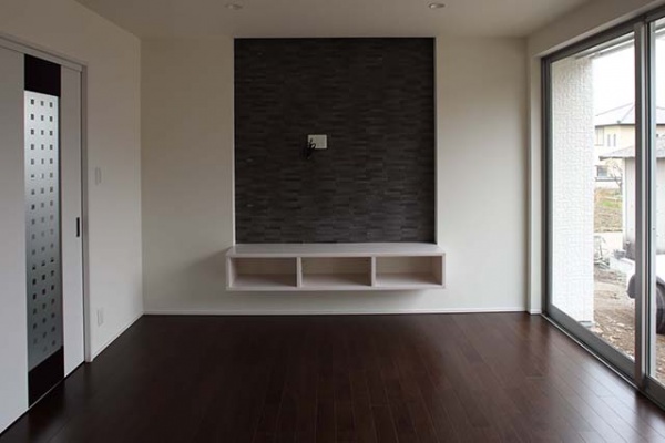 ＬＤＫに最高の高級感をもたせてくれる造作ＴＶカウンター。<br />
造作なので壁に造り付け、配線は壁体内を通し隠ぺい配線とし美しく見せ、壁面の壁にタイルを貼り上部に間接照明で演出。<br />
高級ホテルの一室のように造りました。