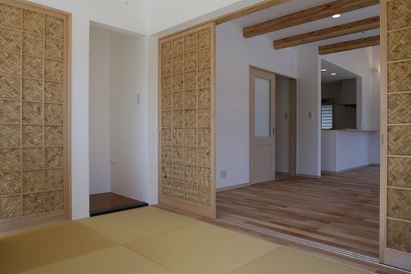 リビングに隣接した和室の入口は無添加住宅オリジナルの竹網代（タケアジロ）の建具。<br />
とことんまで自然素材にこだわった空間はご家族の癒しの空間に。