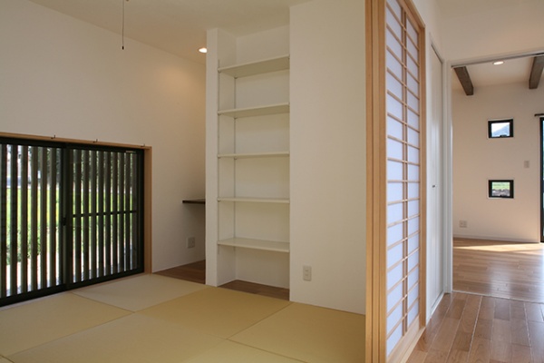 あえてLDKとつながった和室は、客間兼寝室に。<br />
すべての部屋が中庭に面しているのでどこにいても風を感じるト同時にご家族の気配も感じられます。