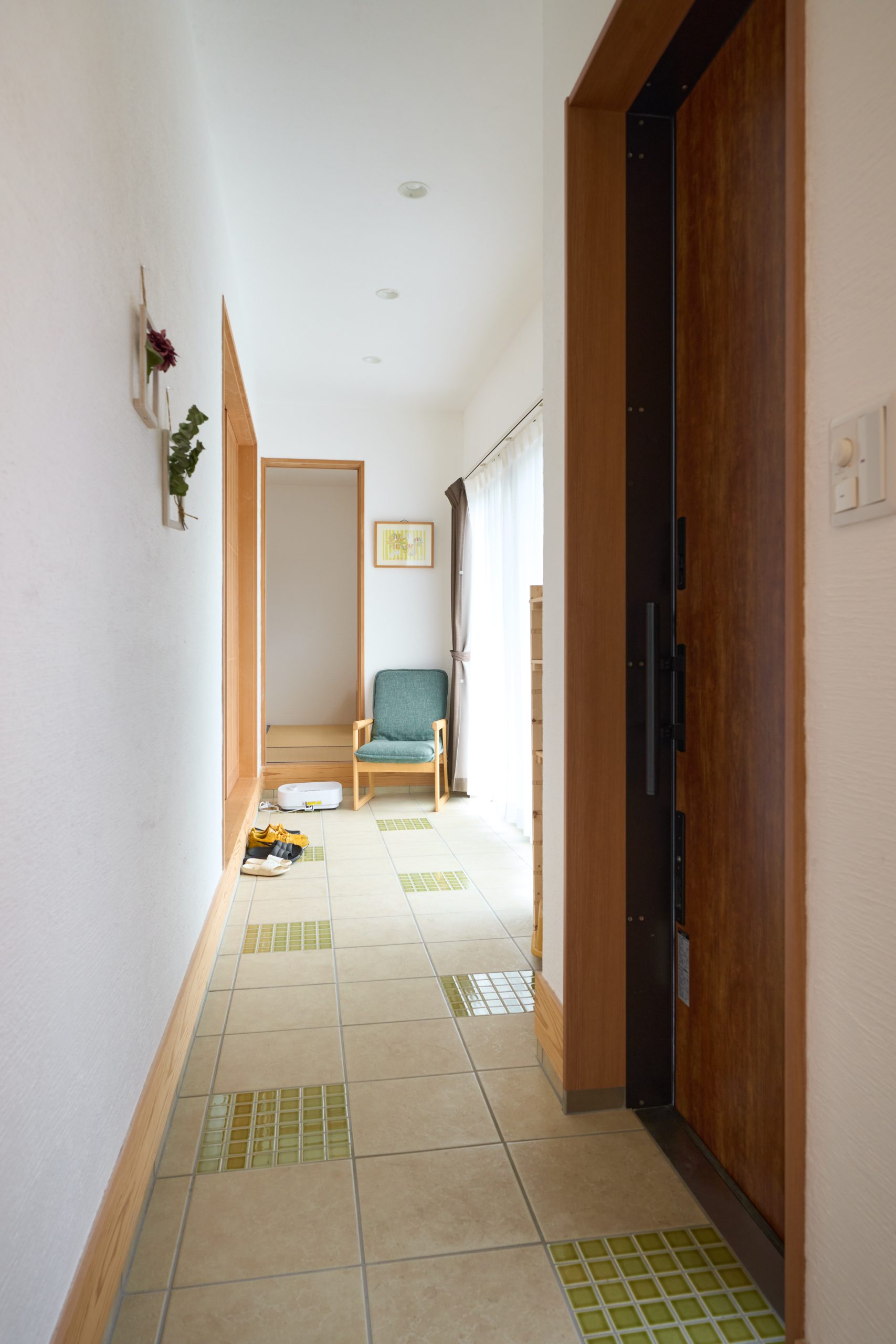 玄関入ってすぐに広がる土間空間！明るく光が差し込みます。