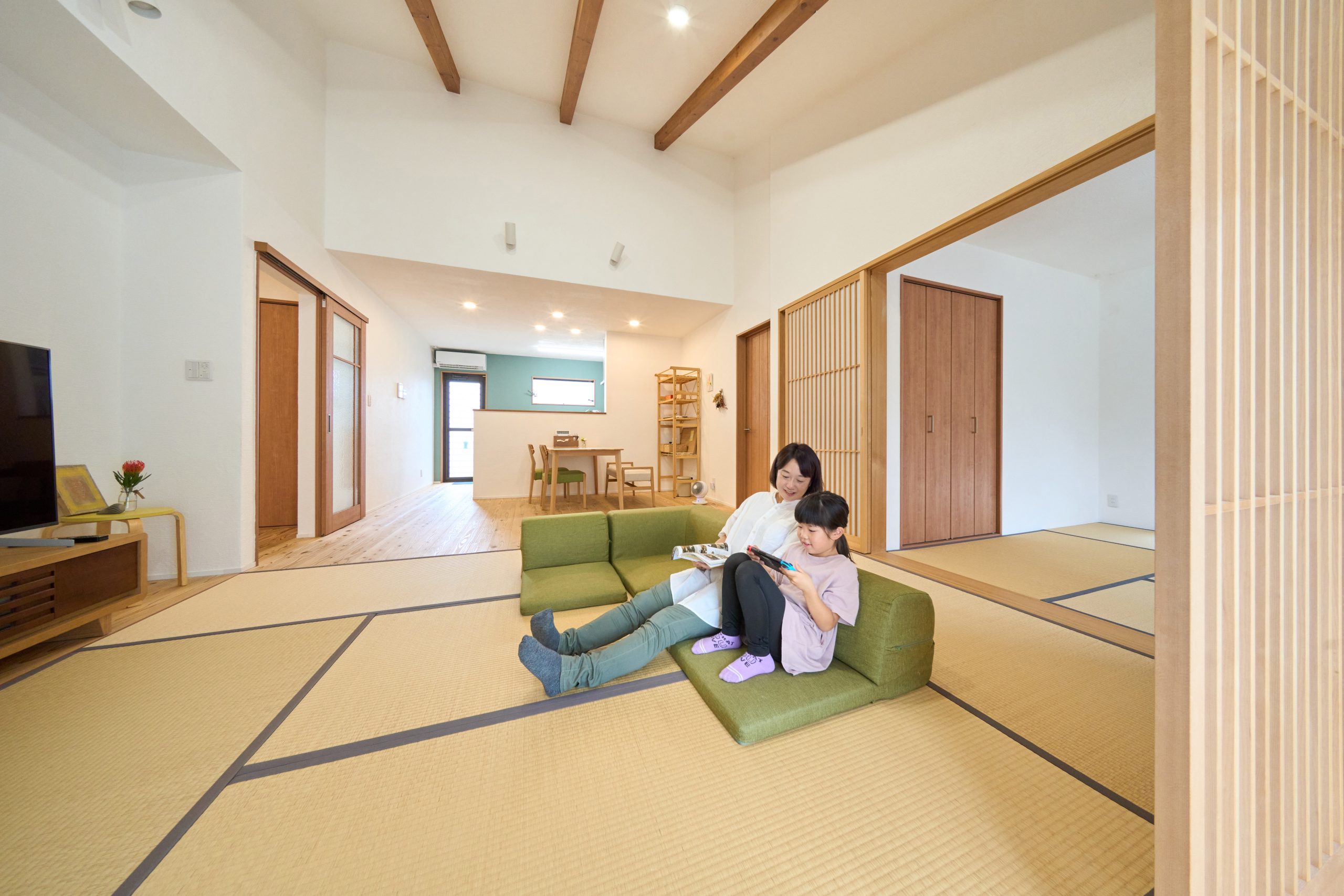 約20帖の広々LDK。勾配天井になっており開放的な空間になっています。