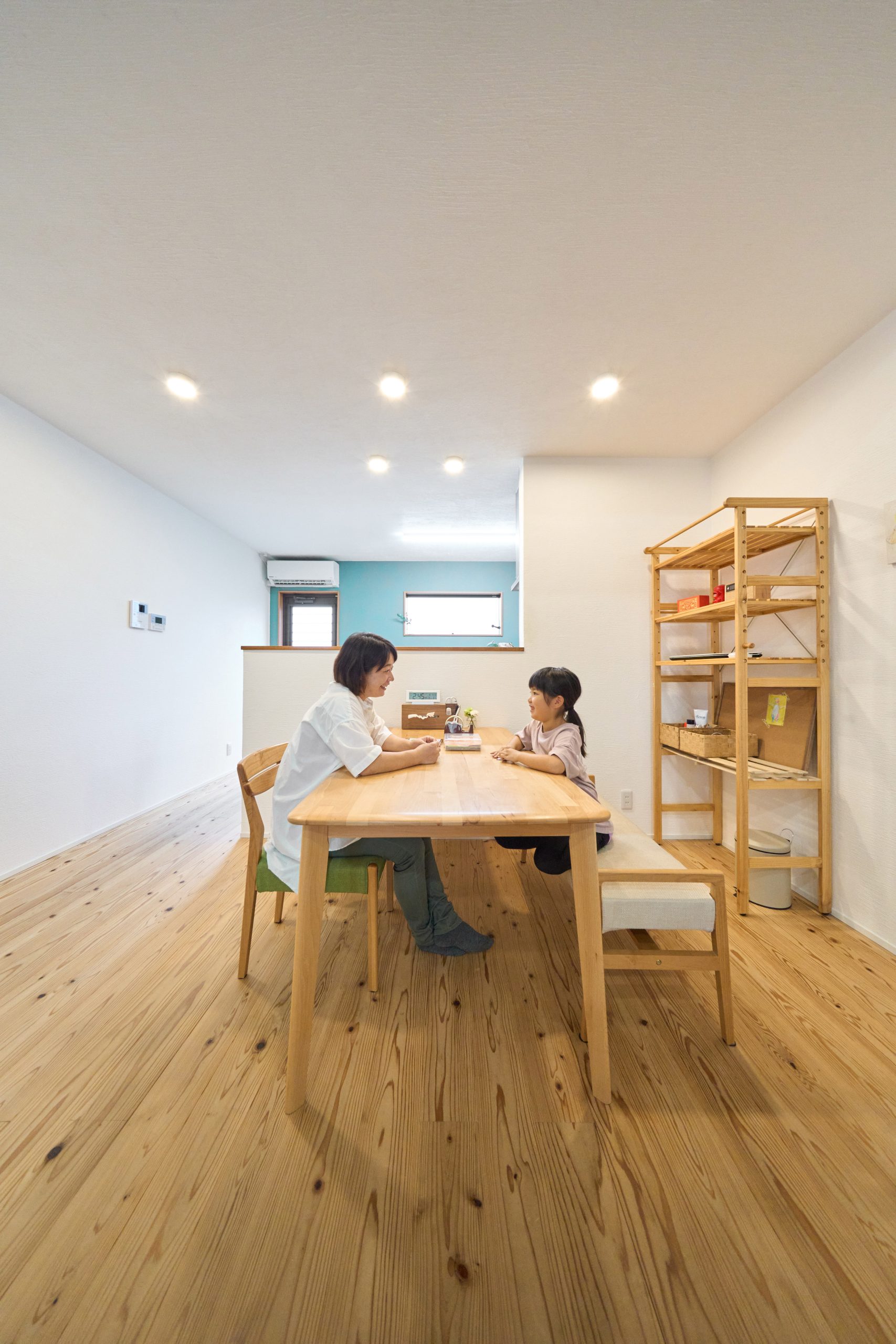 家族が集まる食卓。杉の無垢床もとってもきもちいいです。