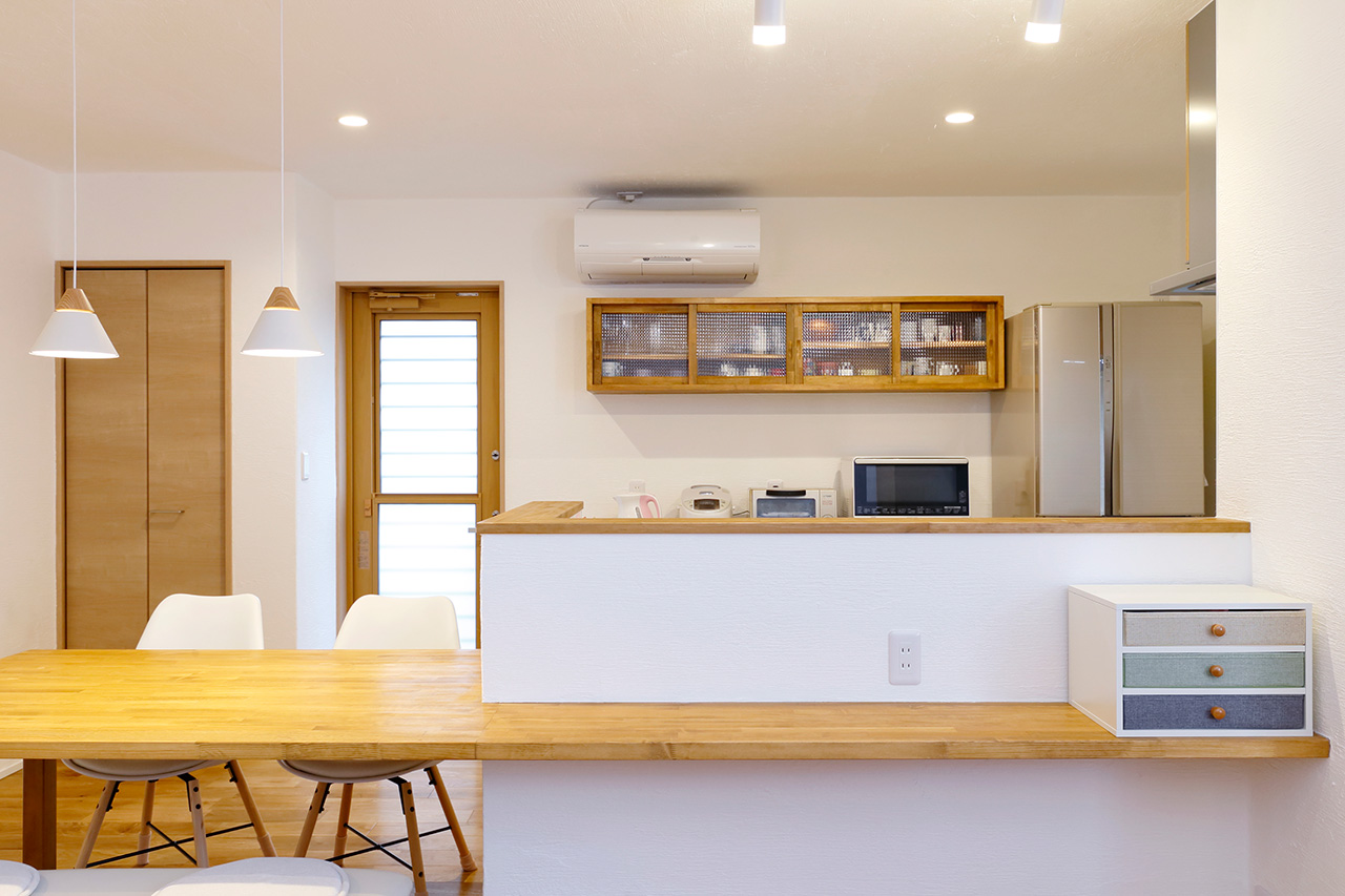 お家の雰囲気に合わせて作られた造作カウンターとキッチン収納。<br />
サイズも調整して使いやすく設計されています。