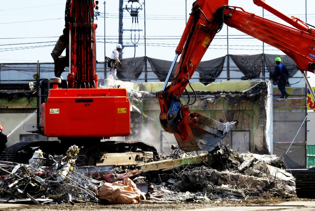 「建て替え」を検討するときの注意点は？リフォームとの比較も解説