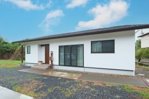 スッキリシンプルな外観。玄関ドアは引き戸になっているので、いつでも出入れしやすい！