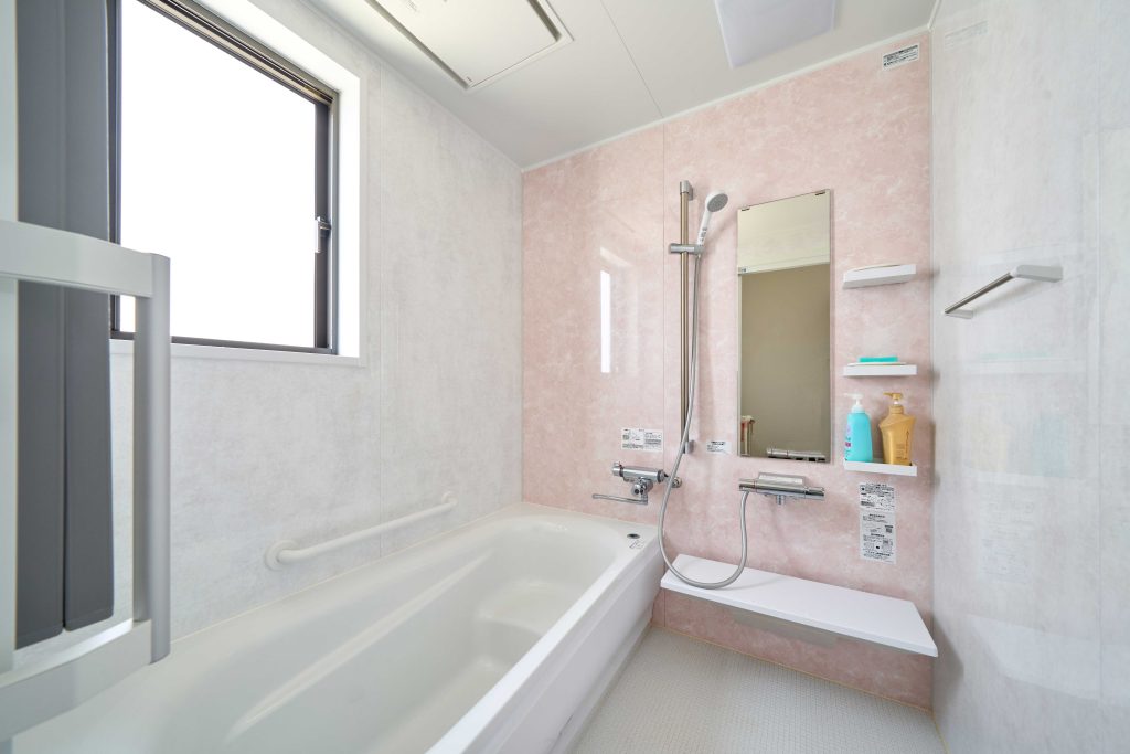 淡いピンクと白が可愛いバスルーム。段差のあるベンチタイプの浴槽で安心して入浴できます。