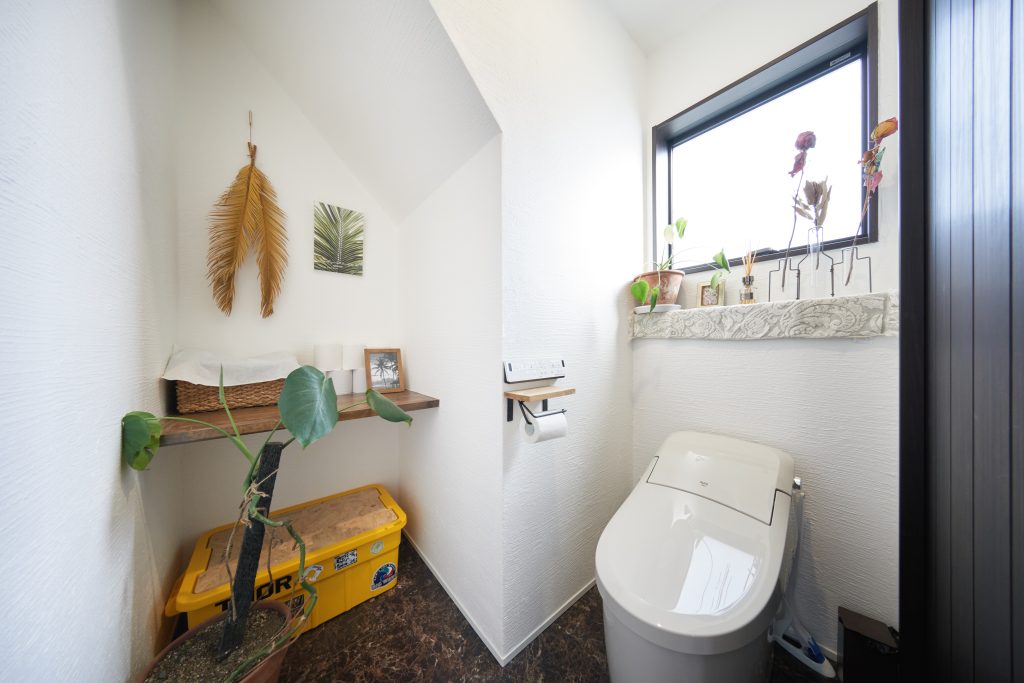 贅沢な広さを確保したトイレは、しっくいの消臭効果でいつでも快適です。