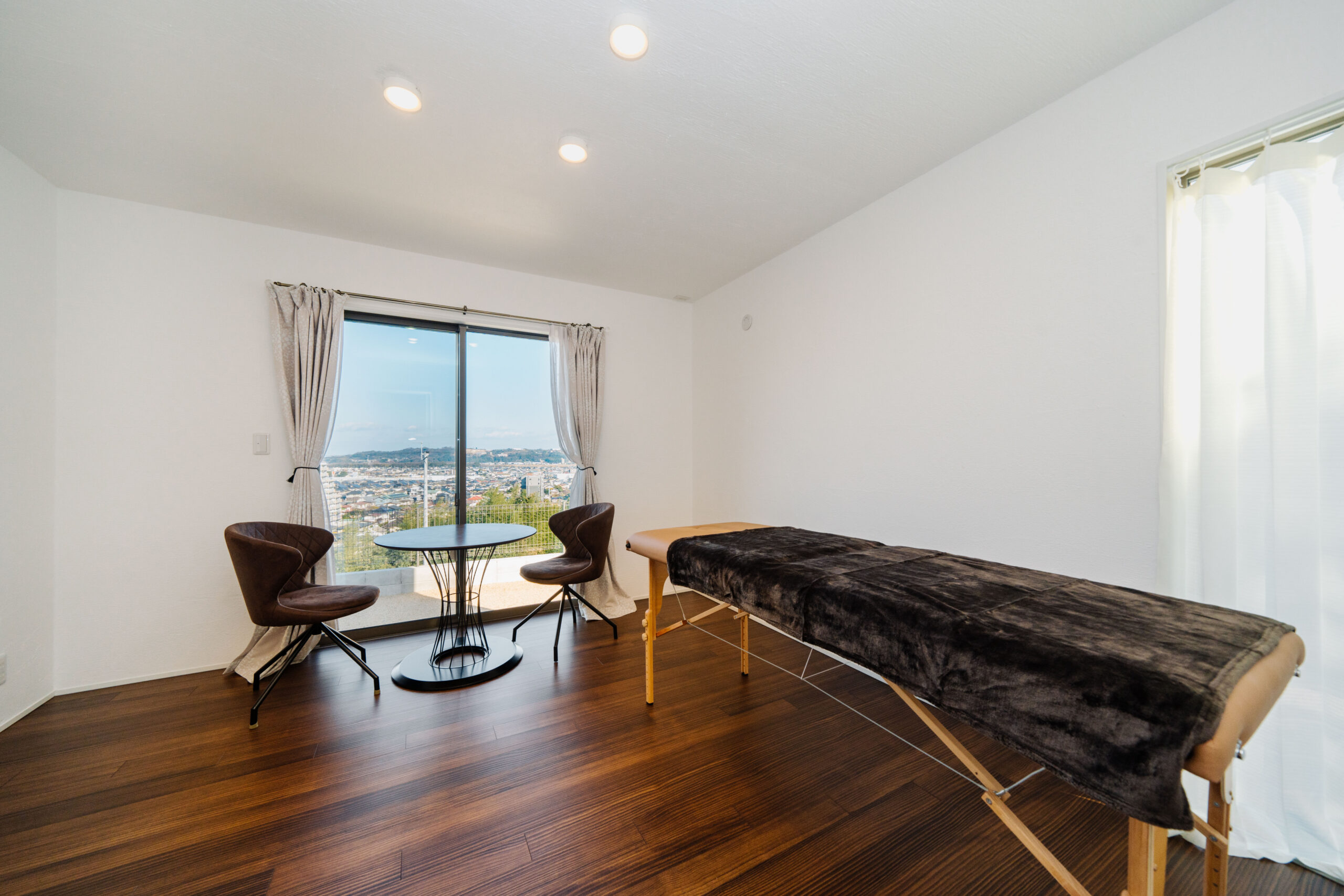 奥様の念願だった趣味のアーユルベーダを楽しむ 部屋は、玄関から他の空間を通らず直接行ける設計に。