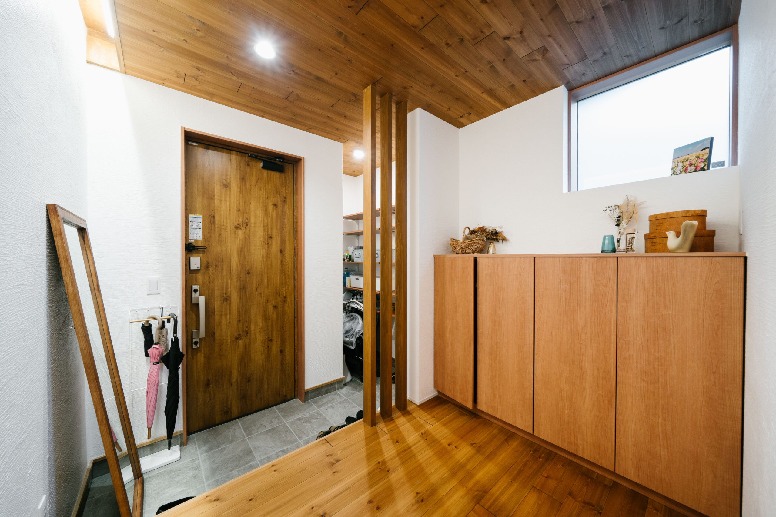 収納力と広さが自慢の玄関は、高窓によって明るさを確保。