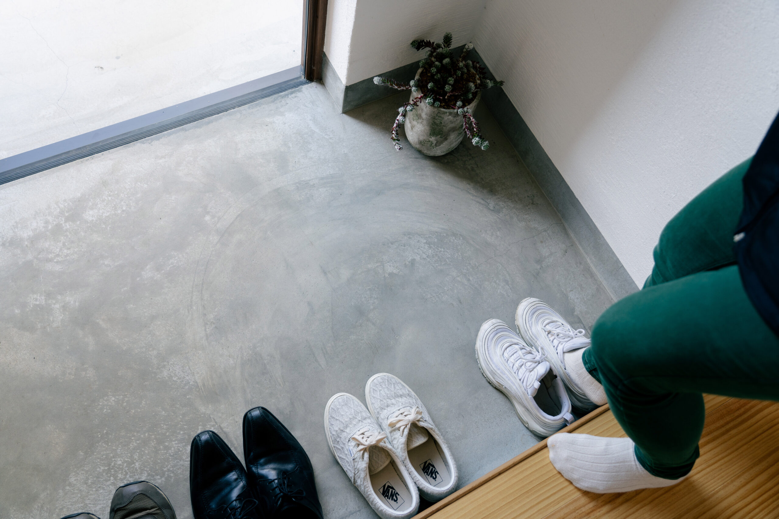 素材のコントラストが美しい、シンプルで洗練された玄関。