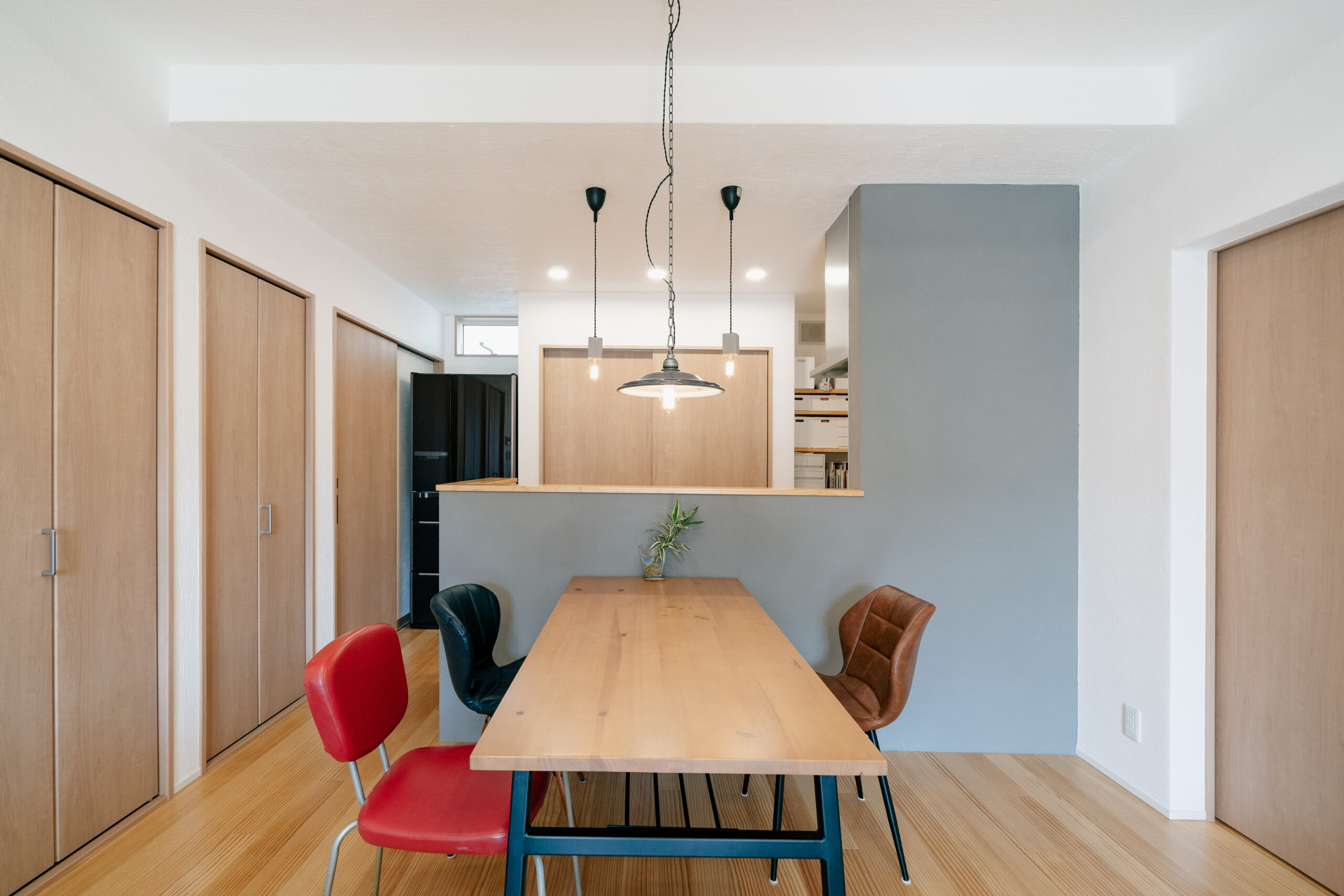 淡いトーンのアクセントクロスが、木の温もりを引き立てる上品なダイニング。