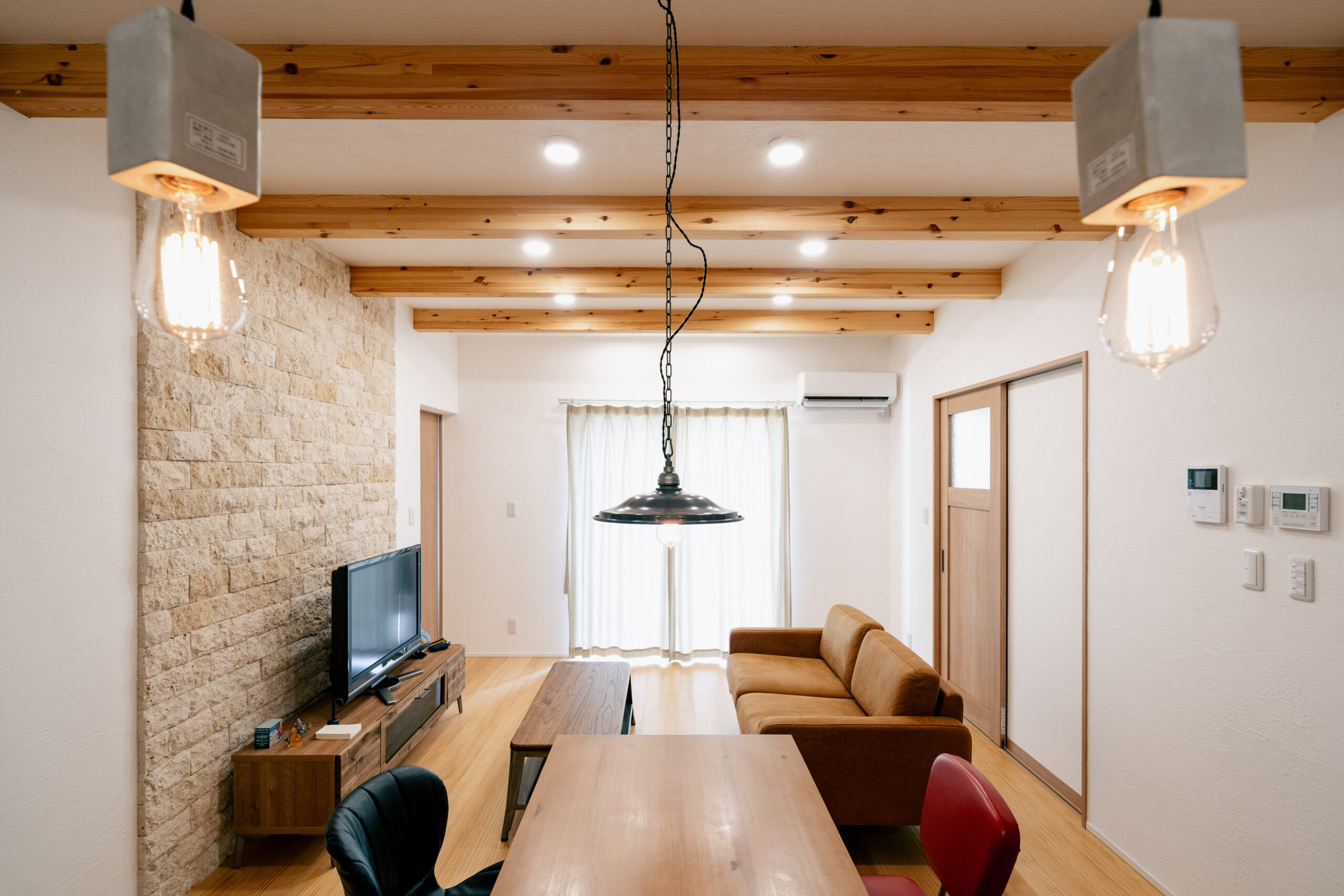 自然素材に包まれた、ふたりの穏やかな暮らしの家