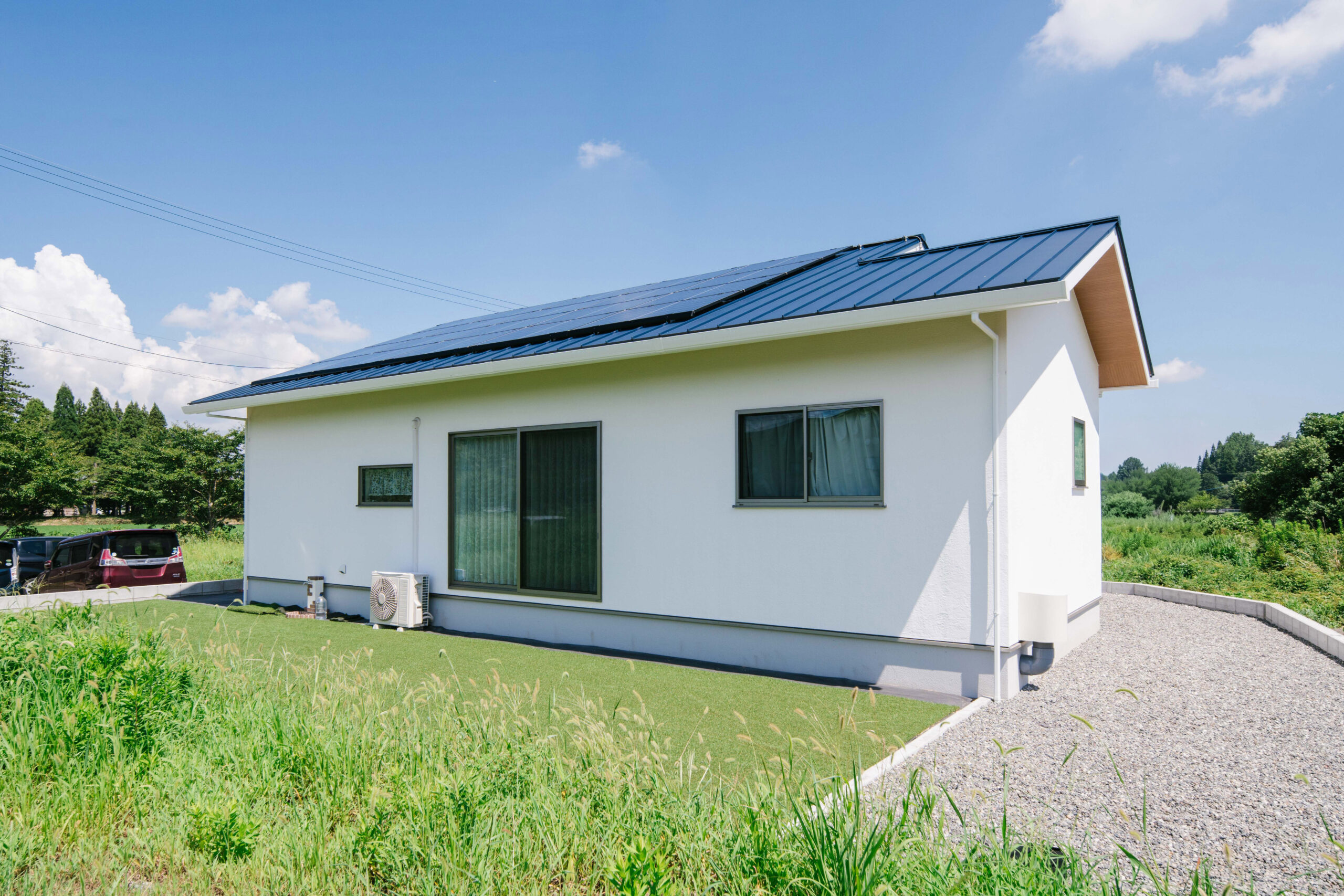 悩んだ末に導入した太陽光パネルですが、夜間の電力はほぼ蓄電池で賄えるそうで、光熱費が大幅に削減。