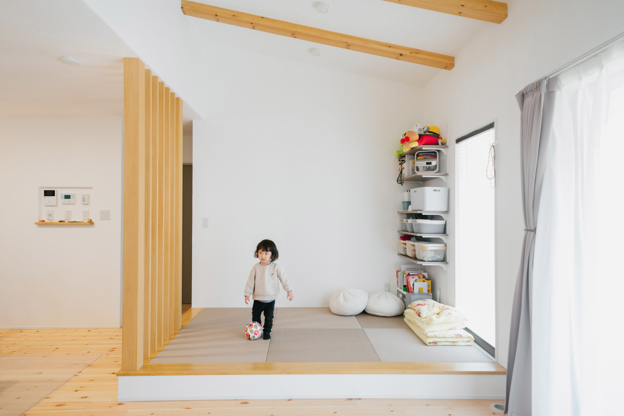 リビングの畳コーナーは、お子様が遊んだり、ご夫婦がくつろいだりと多目的に活用しています。