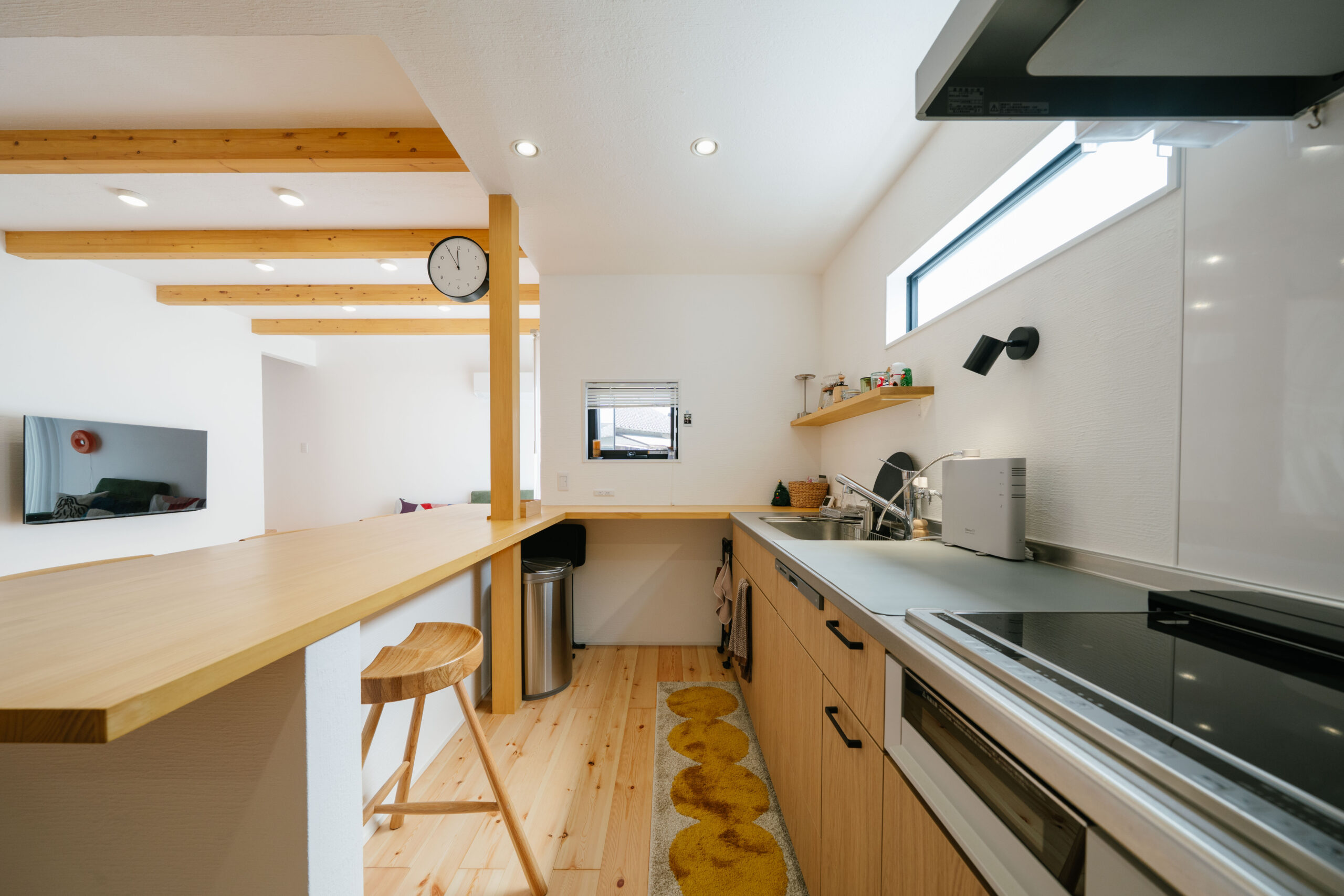 カウンター下は収納スペースとして有効活用。奥様は、趣味のお菓子作りがさらに楽しくなったそうです。